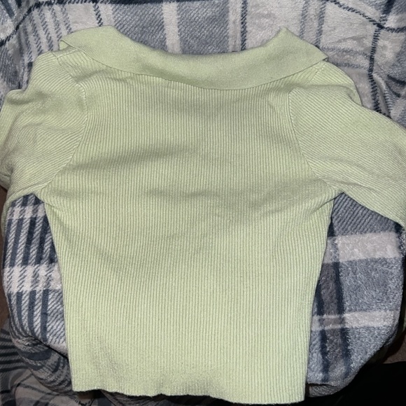 Green collared long sleeve shirt. - Picture 2 of 2